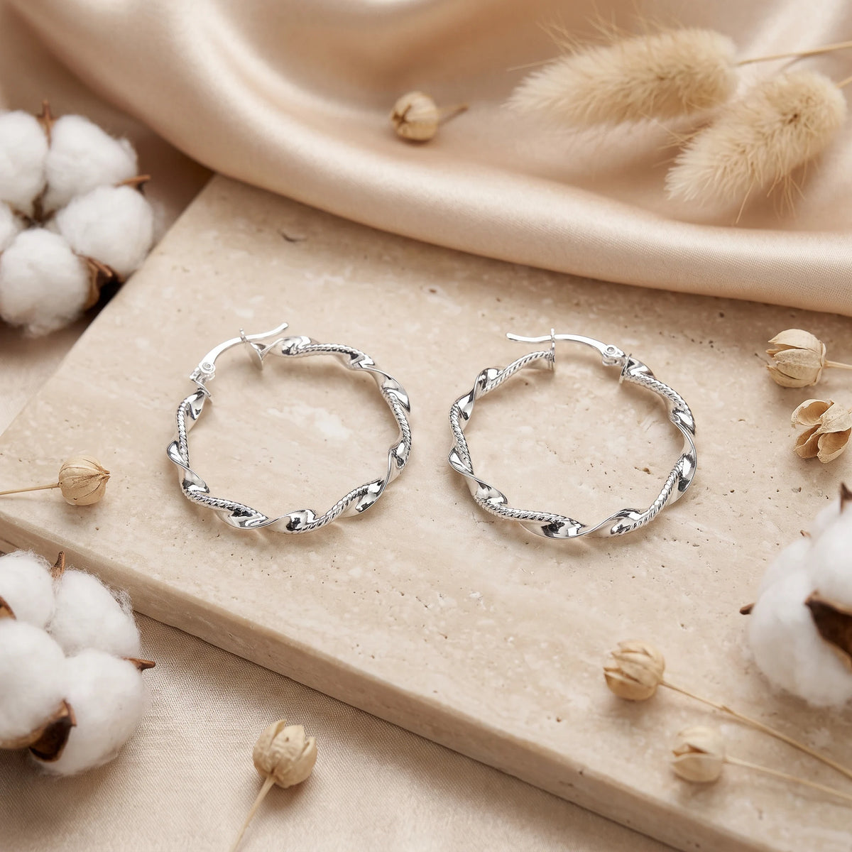 Candongas grandes entorchadas y martilladas de 25x3 mm en plata ley 925 para mujer
