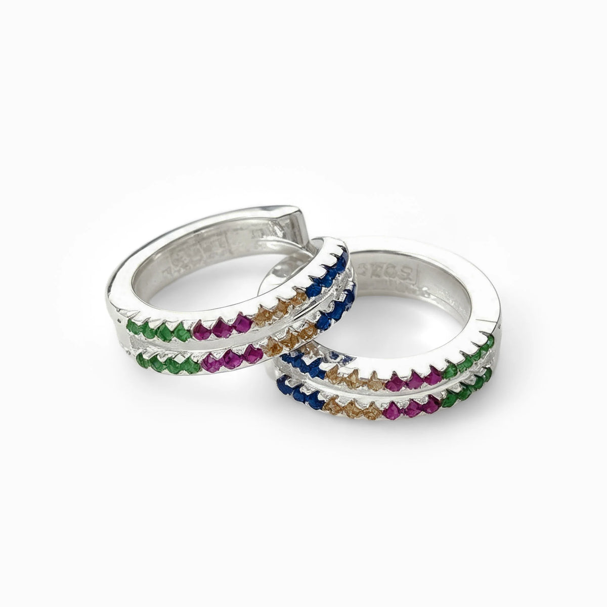 Aretes tipo huggies en plata ley 925 de 14x3.7 mm con circones de cuatro colores.