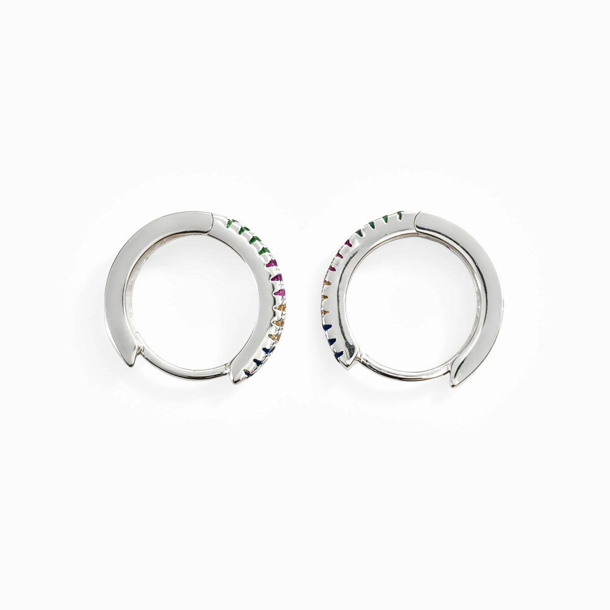 Aretes tipo huggies en plata ley 925 de 14x3.7 mm con circones de cuatro colores.