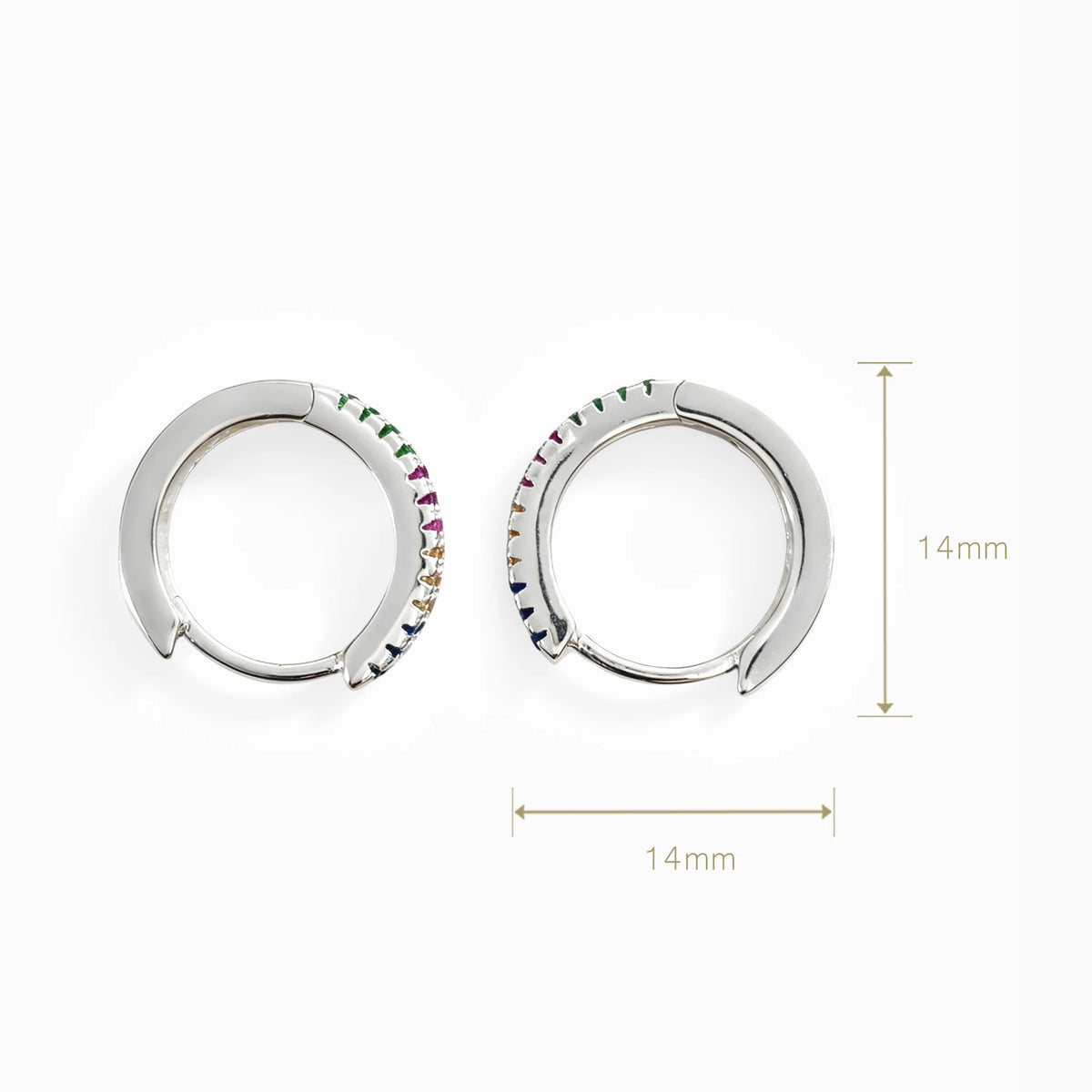 Aretes tipo huggies en plata ley 925 de 14x3.7 mm con circones de cuatro colores.