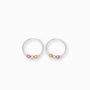 Par de aretes tipo candonga grande en plata ley 925 con tres balines decorativos en tonos plata, oro rosa y oro amarillo de 27 mm sobre fondo blanco.
