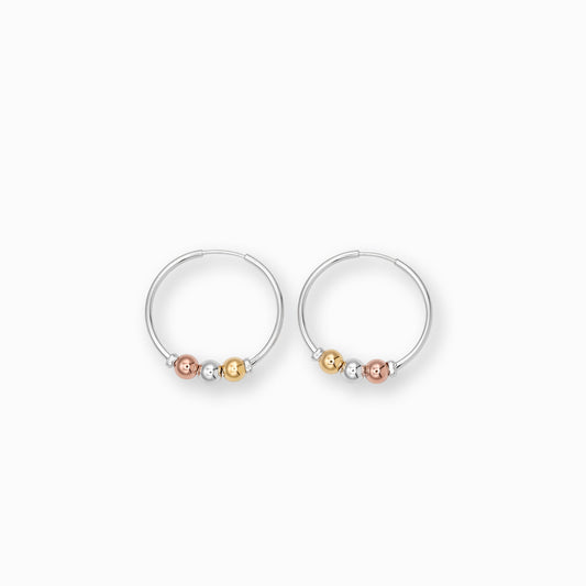 Par de aretes tipo candonga grande en plata ley 925 con tres balines decorativos en tonos plata, oro rosa y oro amarillo de 27 mm sobre fondo blanco.
