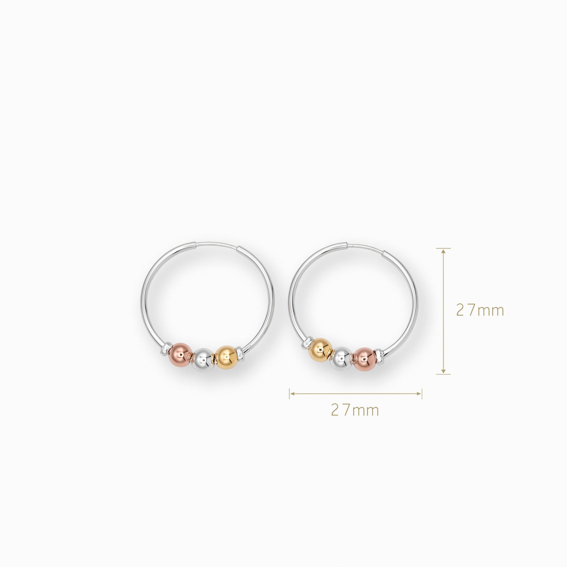 Par de aretes tipo candonga grande en plata ley 925 con tres balines decorativos en tonos plata, oro rosa y oro amarillo de 27 mm sobre fondo blanco.
