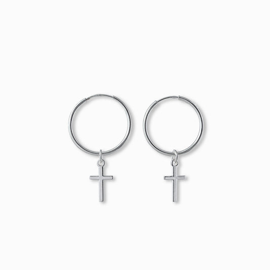  Par de candongas redondas de plata ley 925 con dijes colgantes en forma de cruz de 15 mm sobre fondo blanco.