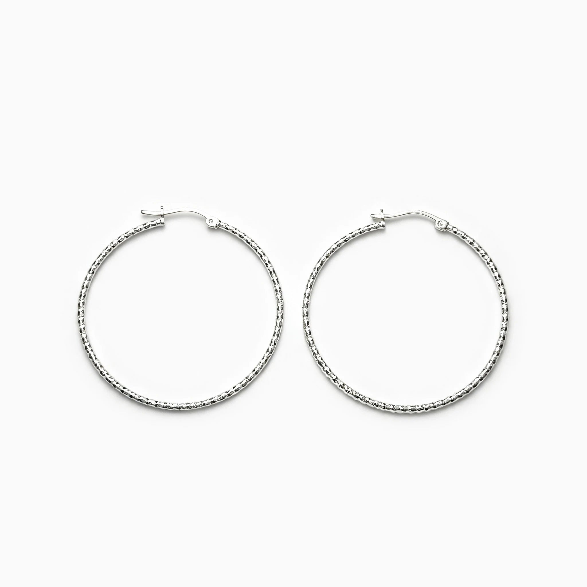 Candongas diamantadas de 44 mm de diámetro en plata ley 925 con acabado facetado brillante.