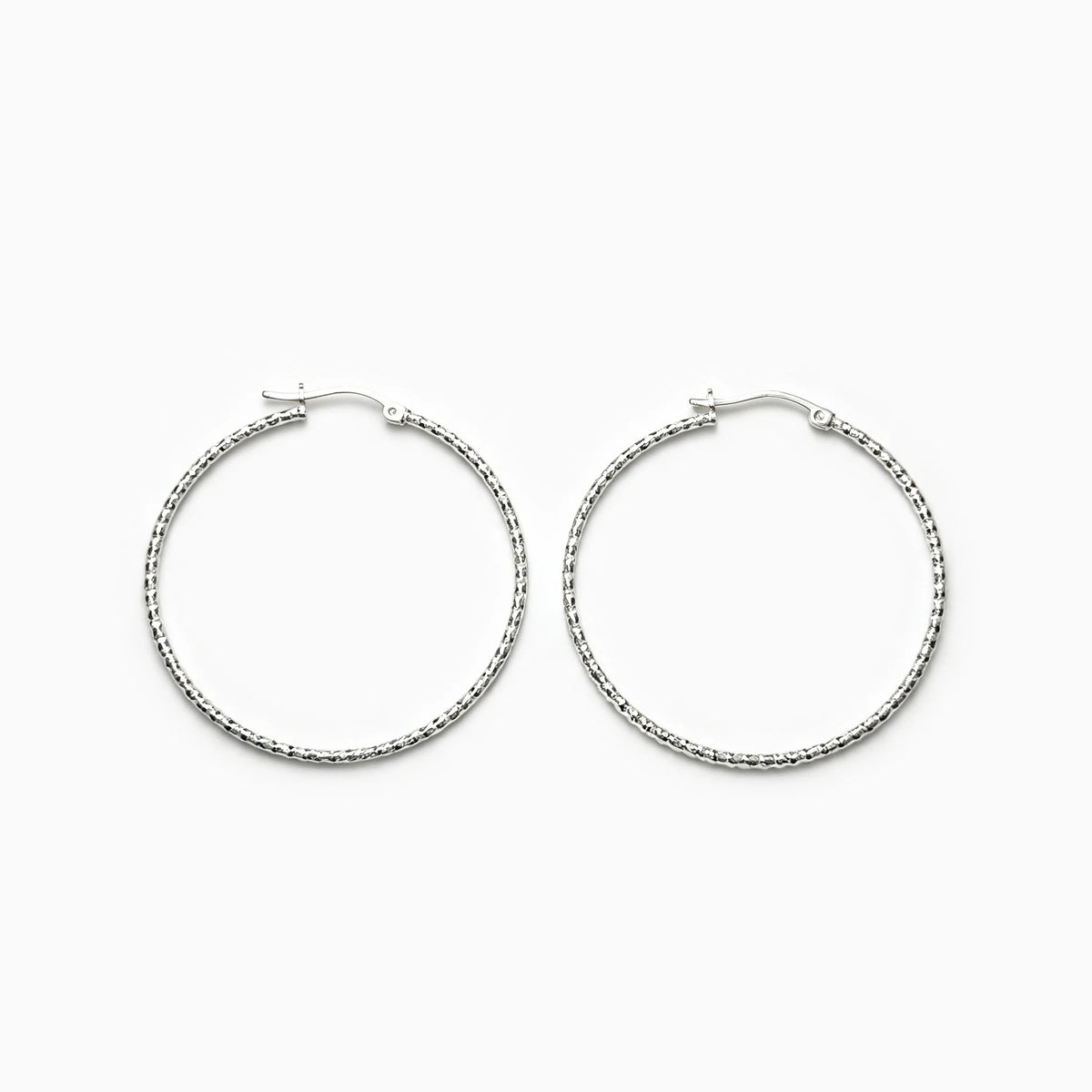 Candongas diamantadas de 44 mm de diámetro en plata ley 925 con acabado facetado brillante.