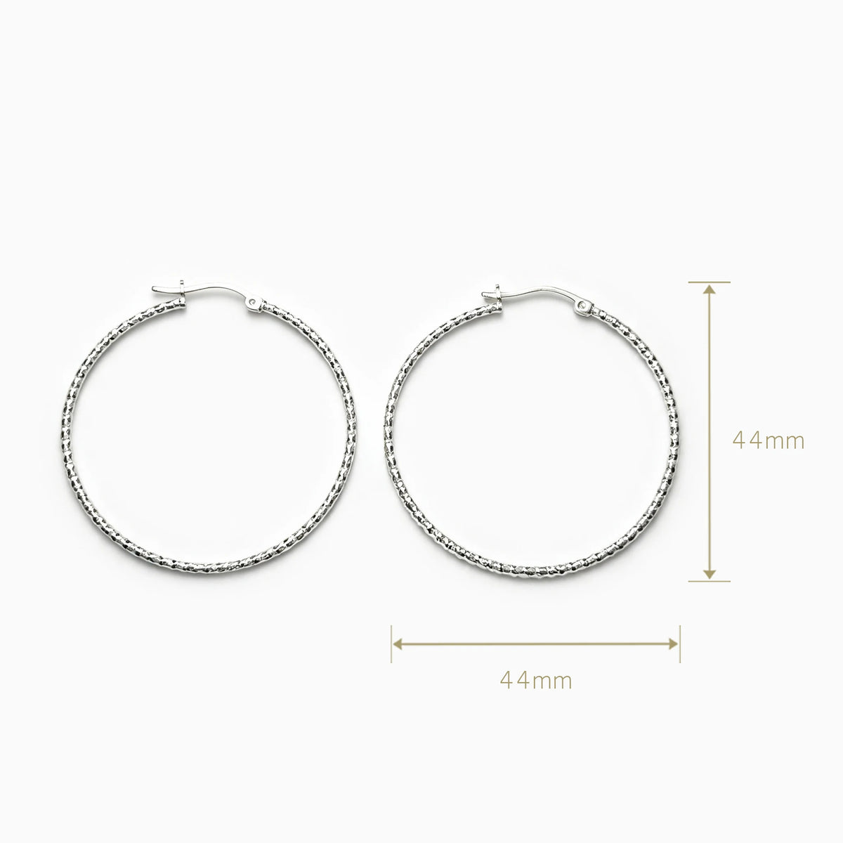 Candongas diamantadas de 44 mm de diámetro en plata ley 925 con acabado facetado brillante.