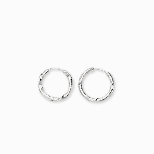 Par de aretes tipo candonga redonda con textura entorchada y acabado martillado elaborados en plata ley 925 de 17 mm de diámetro sobre fondo blanco

