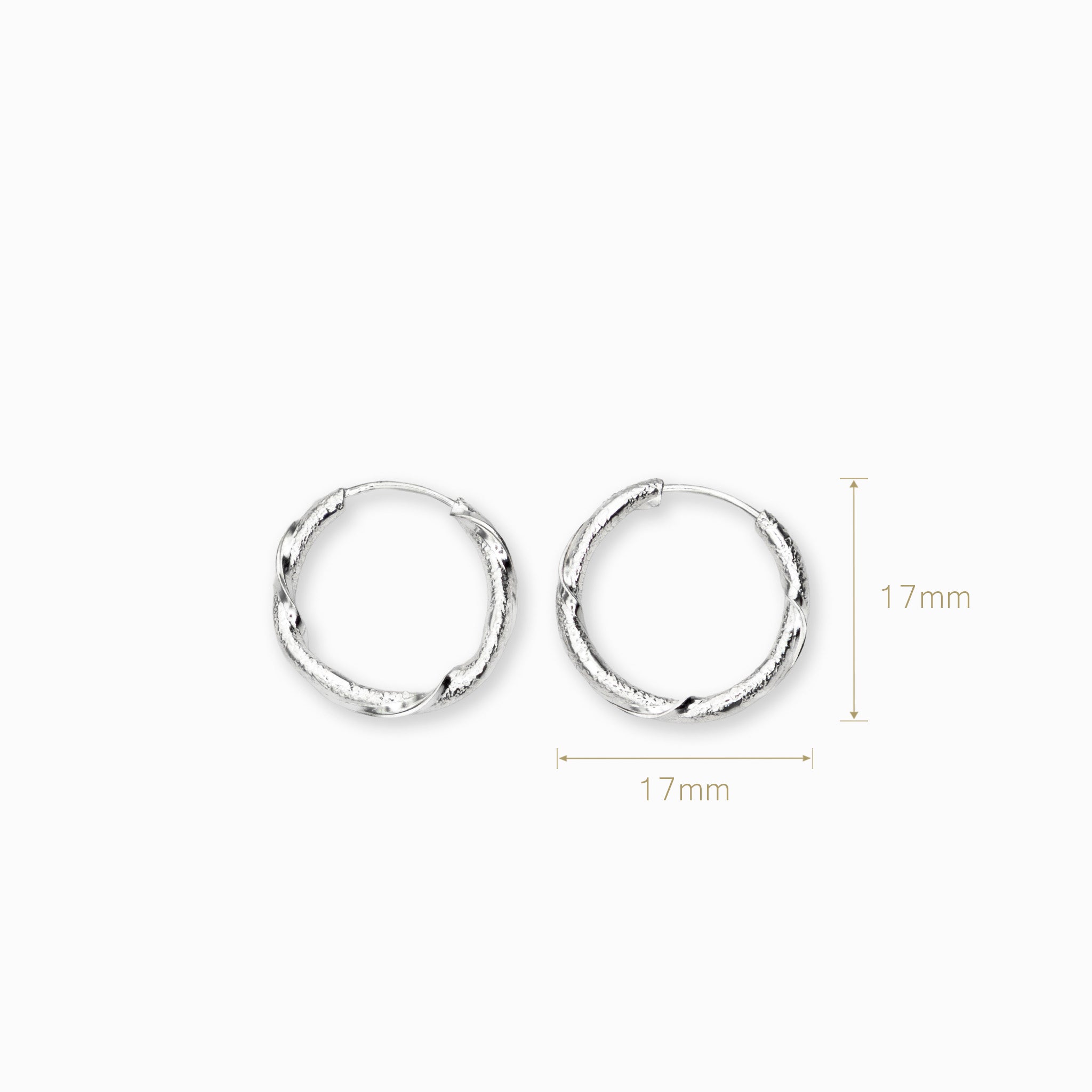 Par de aretes tipo candonga redonda con textura entorchada y acabado martillado elaborados en plata ley 925 de 17 mm de diámetro sobre fondo blanco
