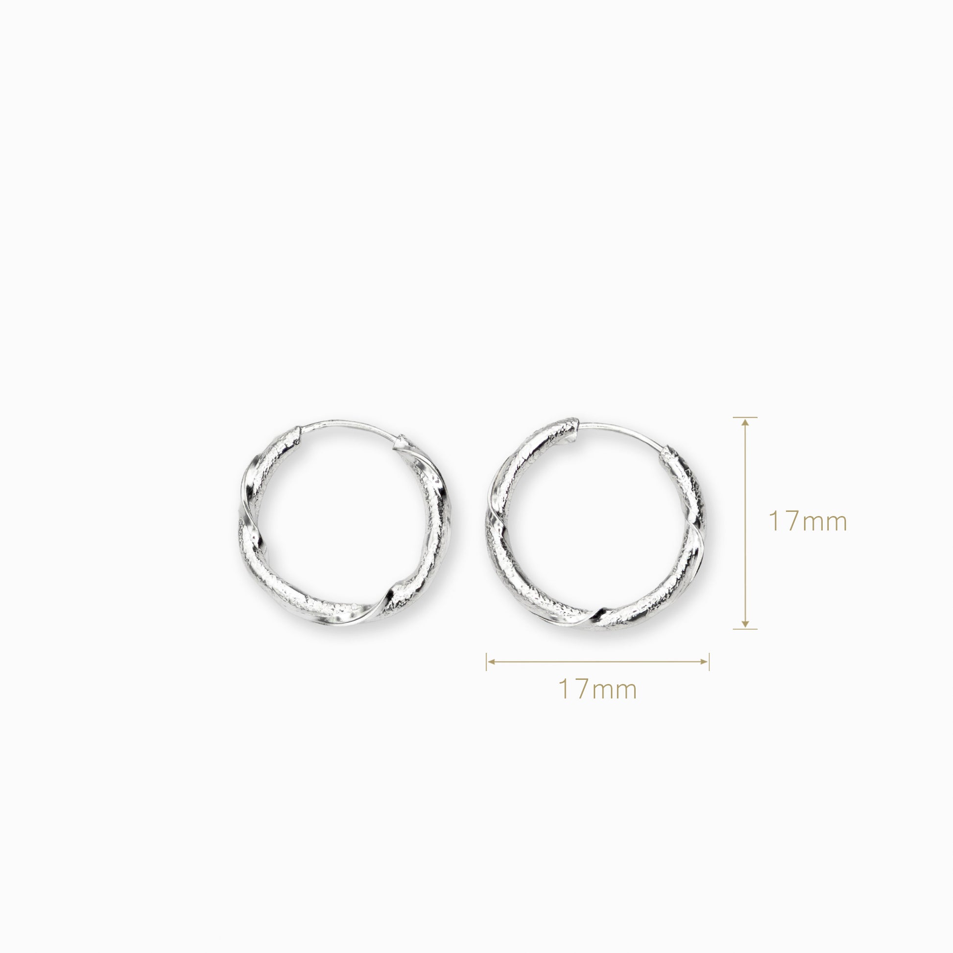 Par de aretes tipo candonga redonda con textura entorchada y acabado martillado elaborados en plata ley 925 de 17 mm de diámetro sobre fondo blanco

