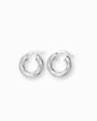 Par de aretes tipo candonga redonda con textura entorchada gruesa elaborados en plata ley 925 de 20 mm de diámetro sobre fondo blanco.

