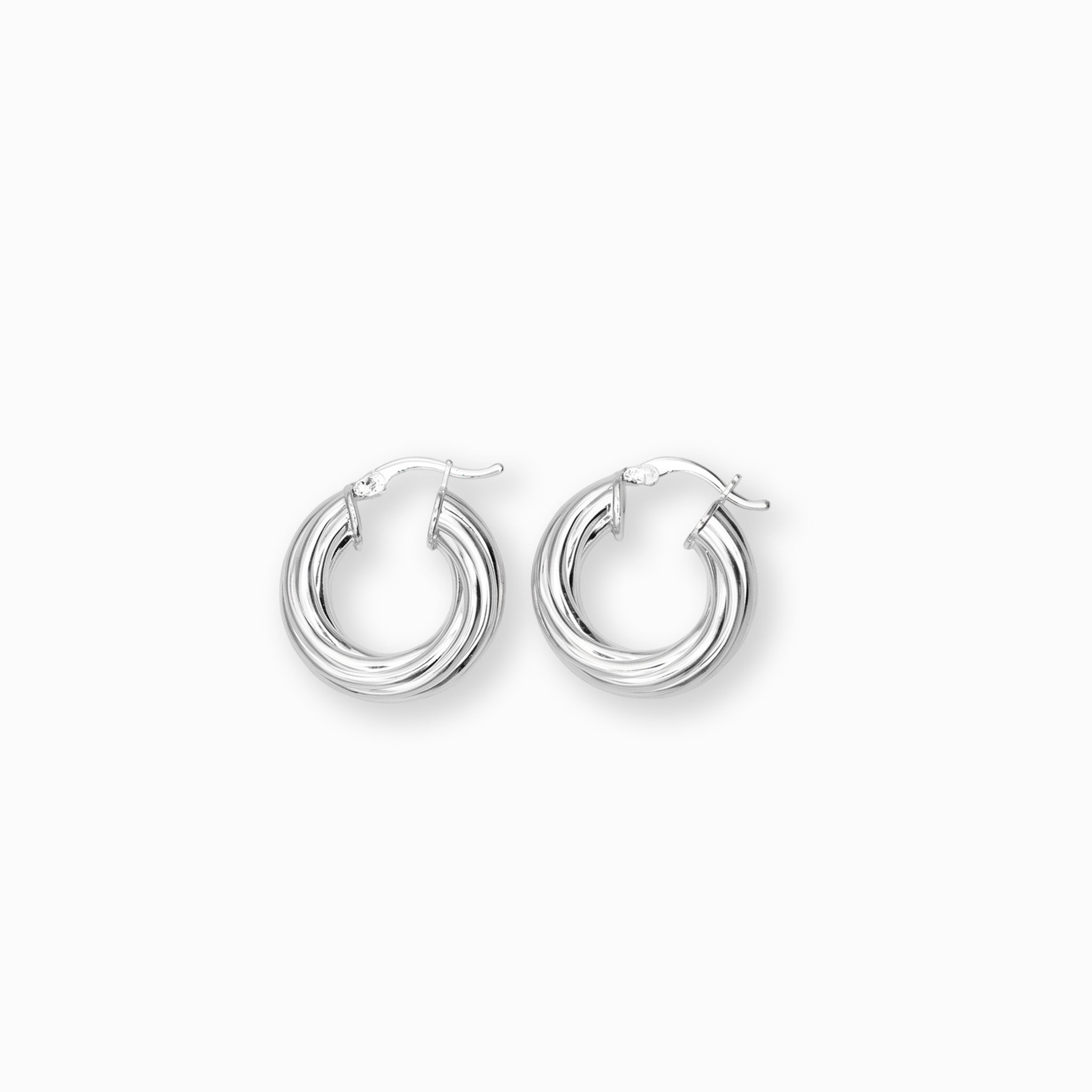  Par de aretes tipo candonga redonda con textura entorchada gruesa elaborados en plata ley 925 de 20 mm de diámetro sobre fondo blanco.
