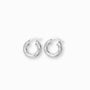  Par de aretes tipo candonga redonda con textura entorchada gruesa elaborados en plata ley 925 de 20 mm de diámetro sobre fondo blanco.
