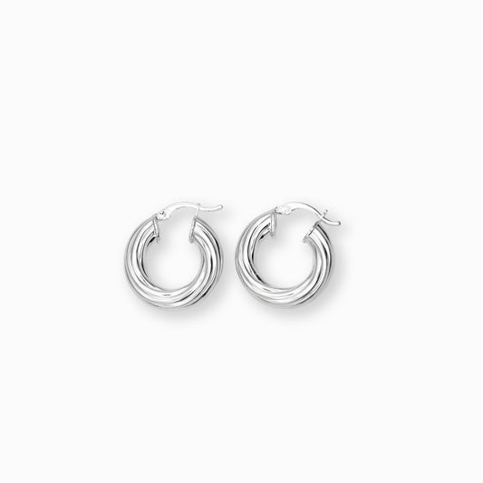  Par de aretes tipo candonga redonda con textura entorchada gruesa elaborados en plata ley 925 de 20 mm de diámetro sobre fondo blanco.

