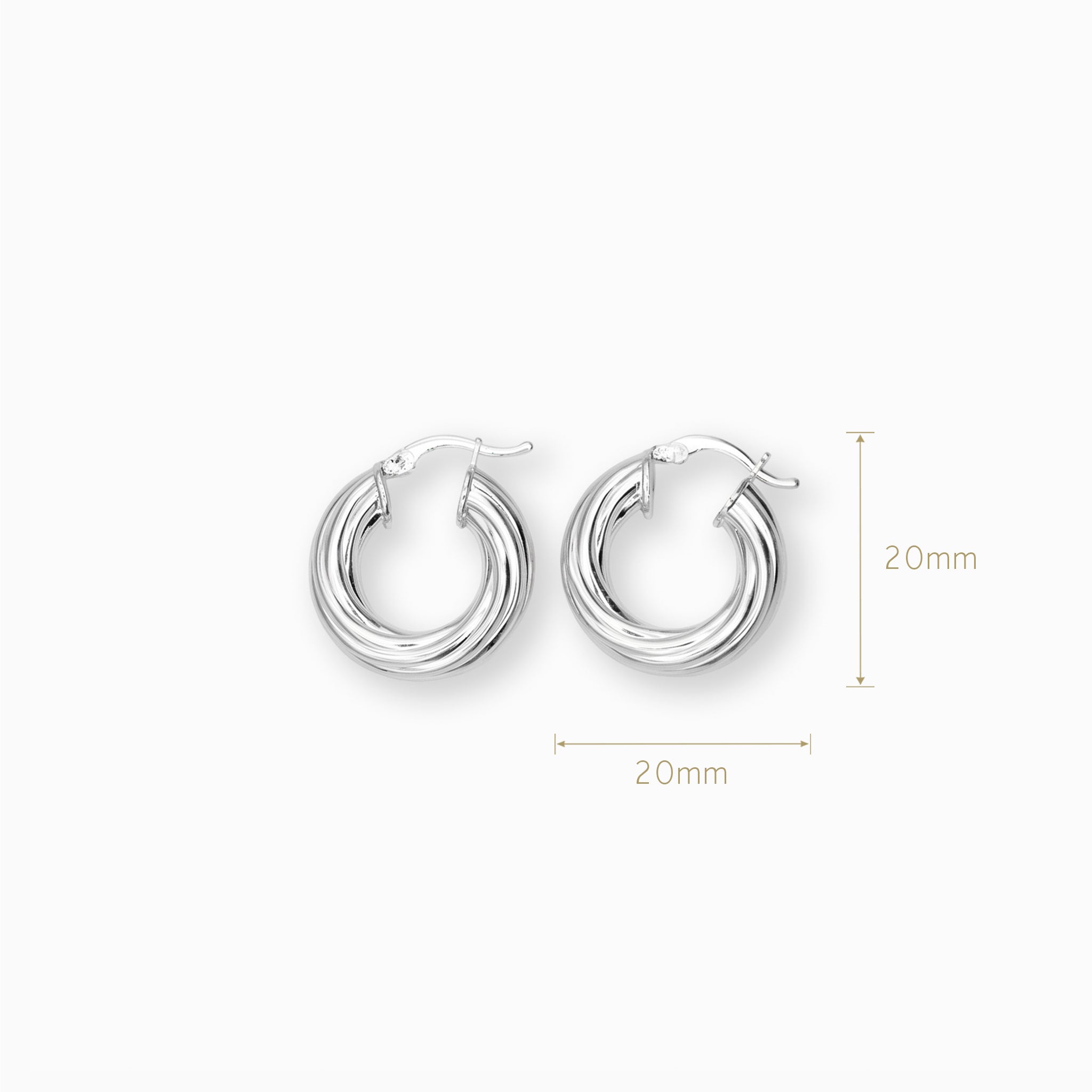 Par de aretes tipo candonga redonda con textura entorchada gruesa elaborados en plata ley 925 de 20 mm de diámetro sobre fondo blanco.
