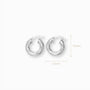  Par de aretes tipo candonga redonda con textura entorchada gruesa elaborados en plata ley 925 de 20 mm de diámetro sobre fondo blanco.
