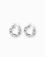 Par de aretes tipo candonga redonda con textura entorchada gruesa elaborados en plata ley 925 de 20 mm de diámetro sobre fondo blanco.
