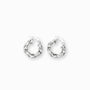 Par de aretes tipo candonga redonda con textura entorchada gruesa elaborados en plata ley 925 de 20 mm de diámetro sobre fondo blanco.

