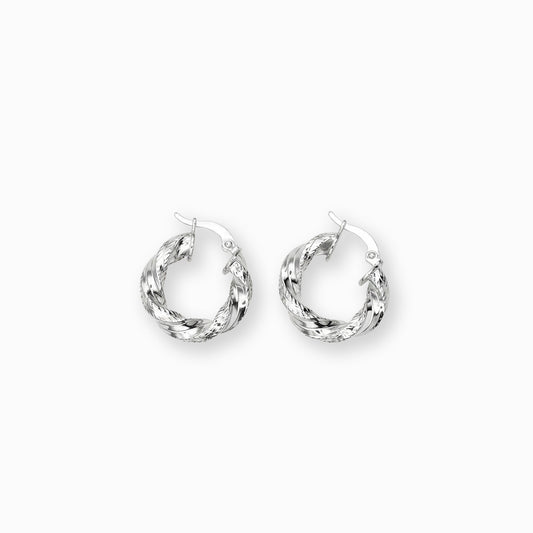 Par de aretes tipo candonga redonda con textura entorchada gruesa elaborados en plata ley 925 de 20 mm de diámetro sobre fondo blanco.
