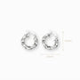 Par de aretes tipo candonga redonda con textura entorchada gruesa elaborados en plata ley 925 de 20 mm de diámetro sobre fondo blanco.

