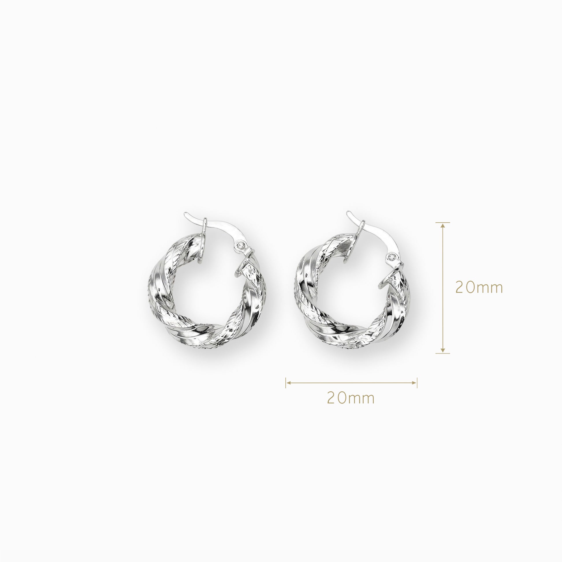 Par de aretes tipo candonga redonda con textura entorchada gruesa elaborados en plata ley 925 de 20 mm de diámetro sobre fondo blanco.

