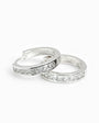 Aretes tipo huggies en plata ley 925 con diseño de cintillo frontal de 17x3 mm.