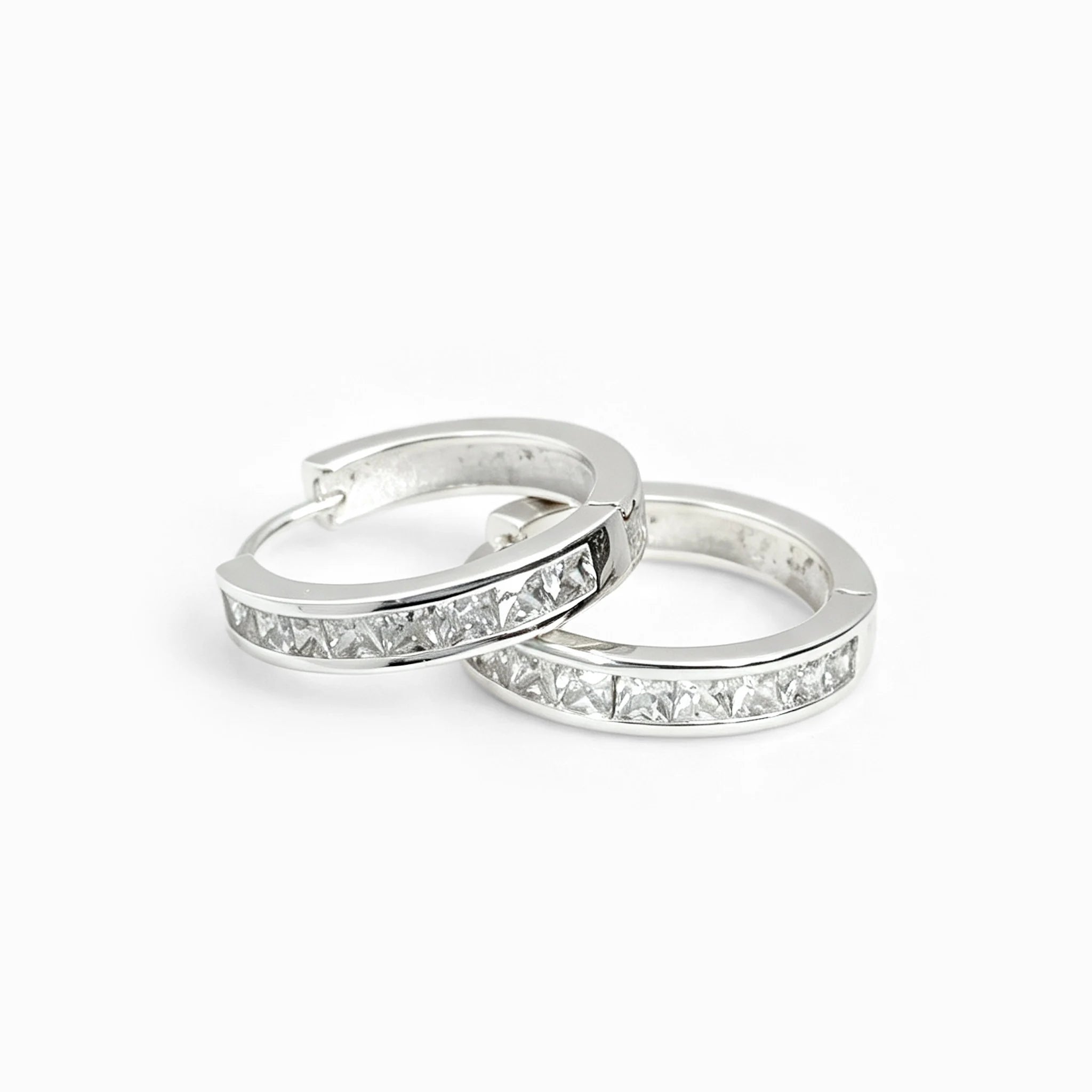 Aretes tipo huggies en plata ley 925 con diseño de cintillo frontal de 17x3 mm.