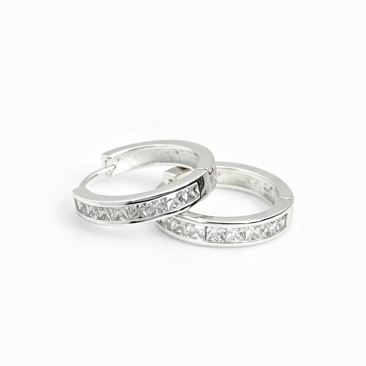 Aretes tipo huggies en plata ley 925 con diseño de cintillo frontal de 17x3 mm.