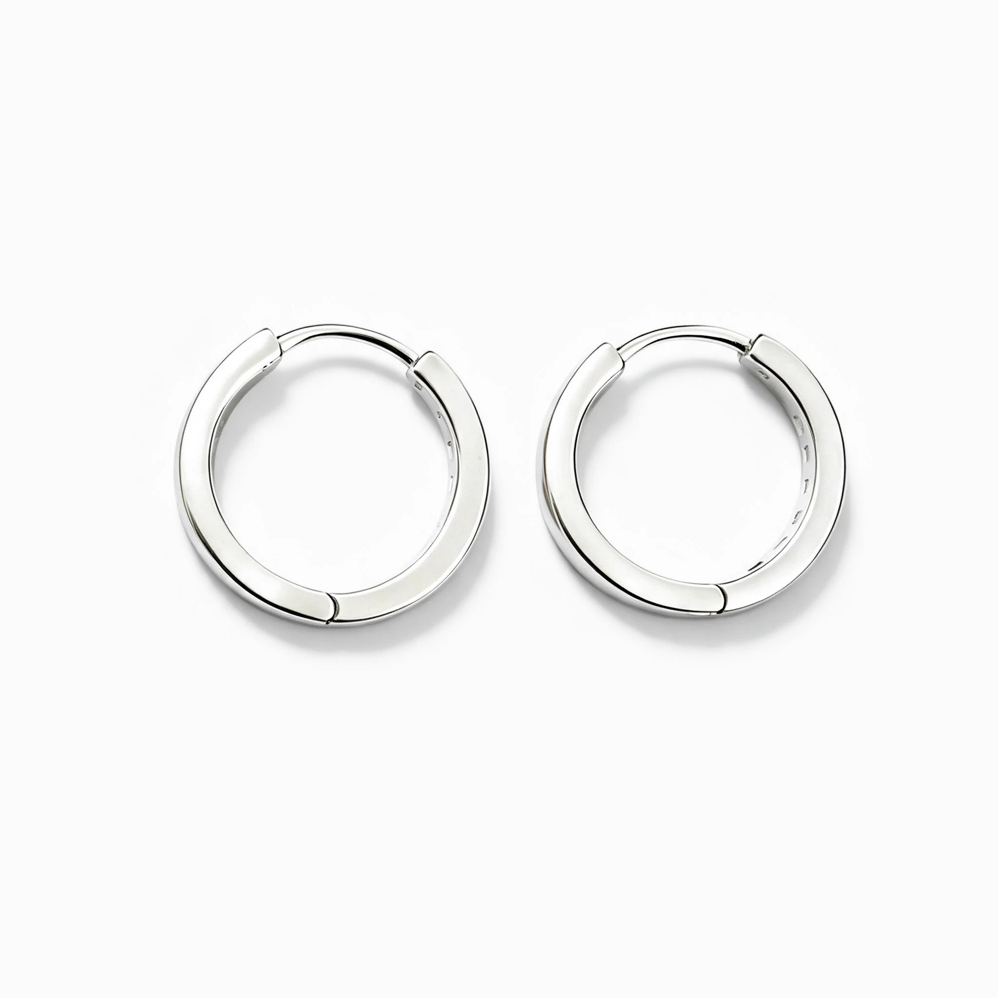 Aretes tipo huggies en plata ley 925 con diseño de cintillo frontal de 17x3 mm.