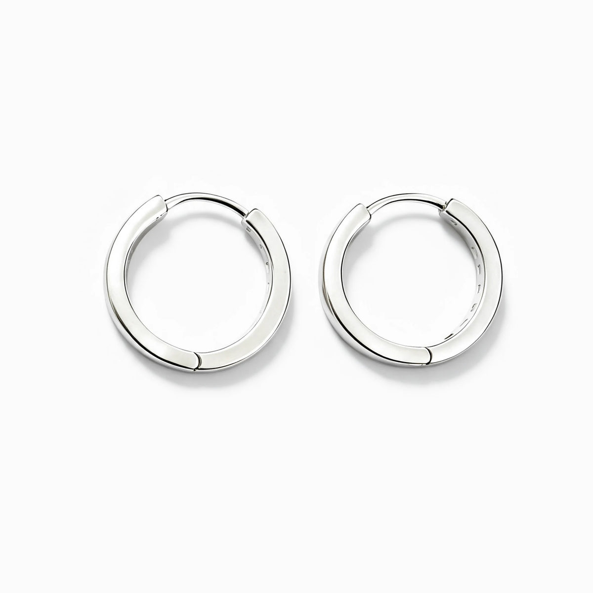 Aretes tipo huggies en plata ley 925 con diseño de cintillo frontal de 17x3 mm.