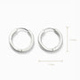 Aretes tipo huggies en plata ley 925 con diseño de cintillo frontal de 17x3 mm.