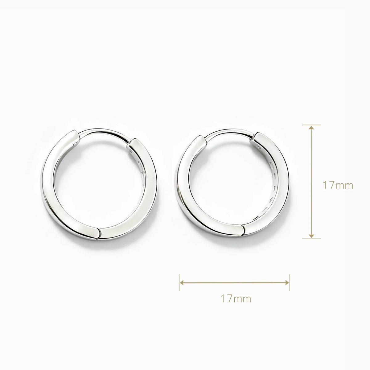 Aretes tipo huggies en plata ley 925 con diseño de cintillo frontal de 17x3 mm.