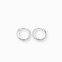 Par de aretes tipo candonga redonda lisa elaborados en plata ley 925 de 14 mm de diámetro sobre fondo blanco
