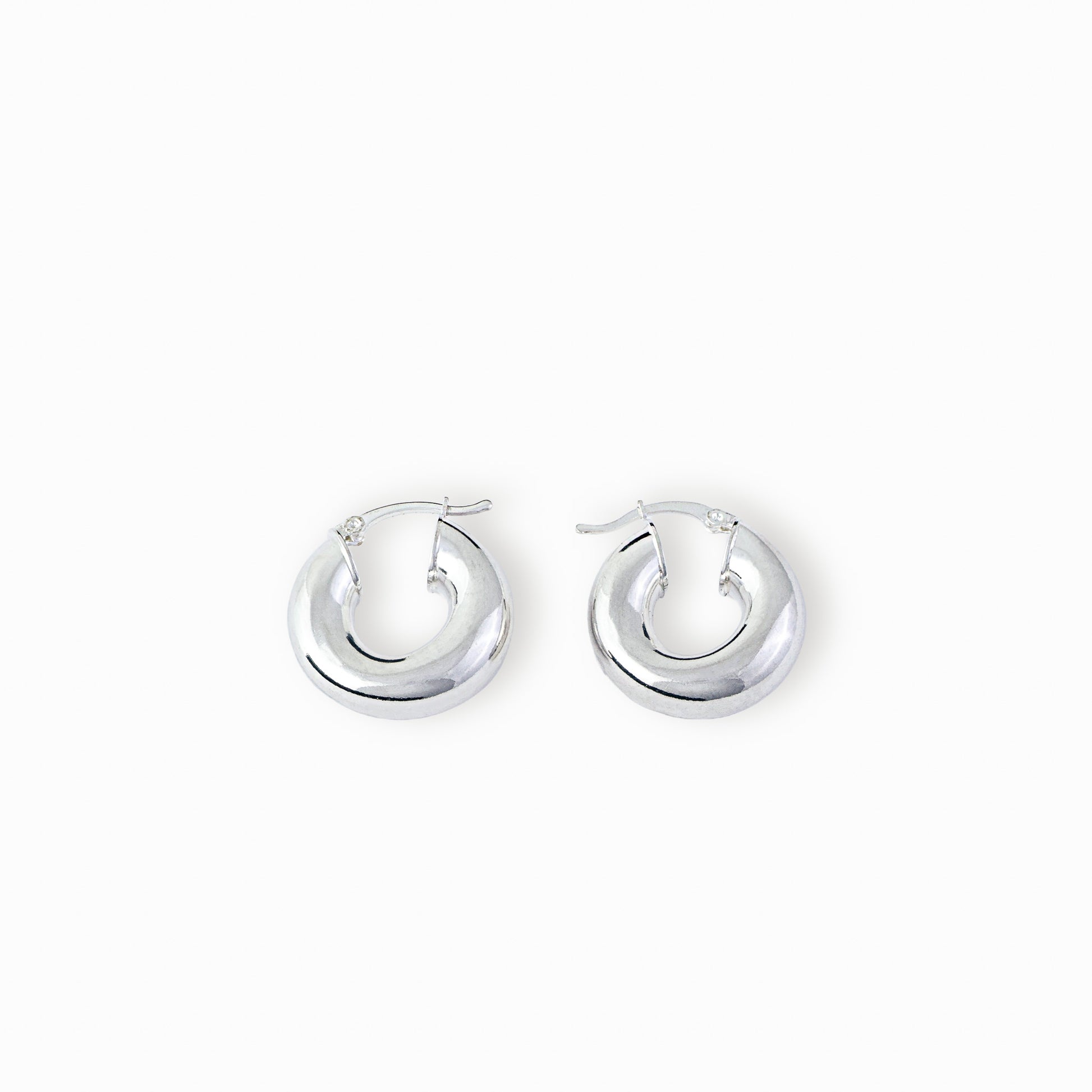 Par de aretes tipo candonga redonda lisa y gruesa elaborados en plata ley 925 de 25 mm de diámetro sobre fondo blanco