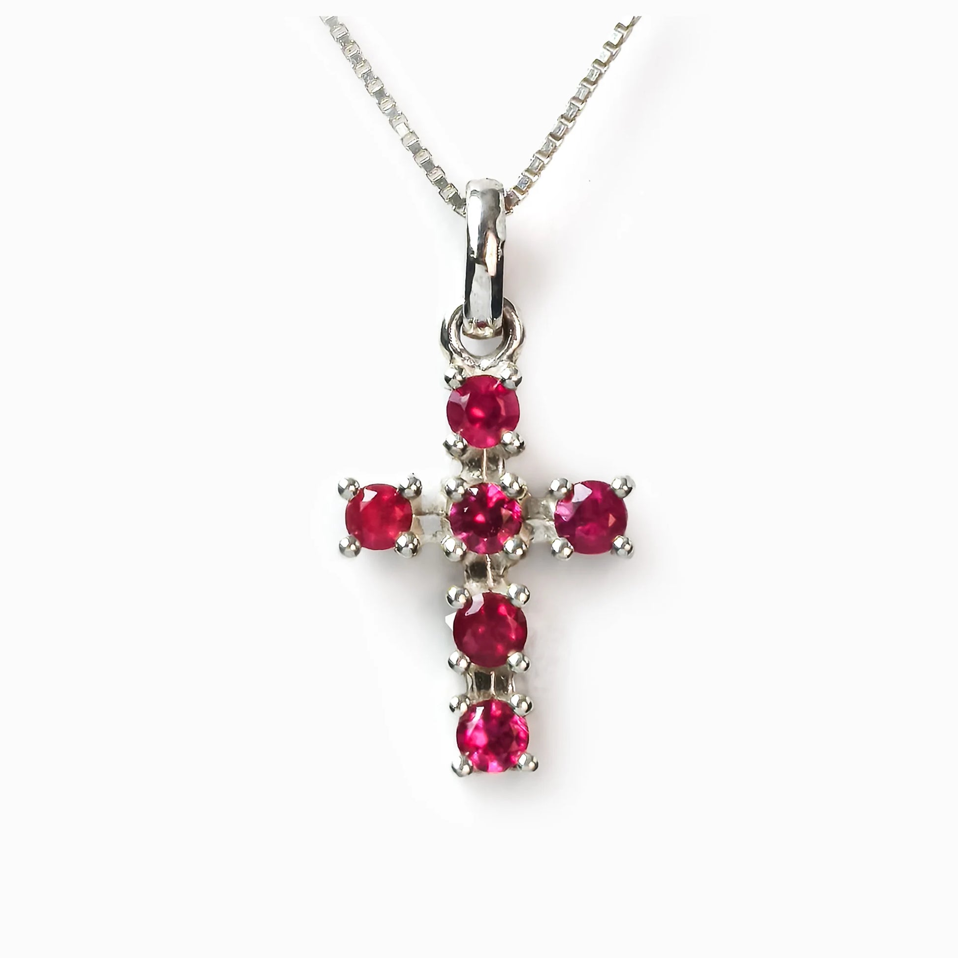 Collar con diseño de cruz en plata ley 925 y rubíes para mujer