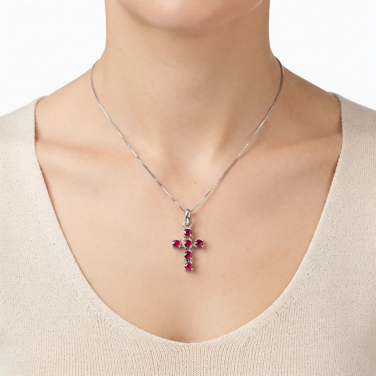 Collar con diseño de cruz en plata ley 925 y rubíes para mujer