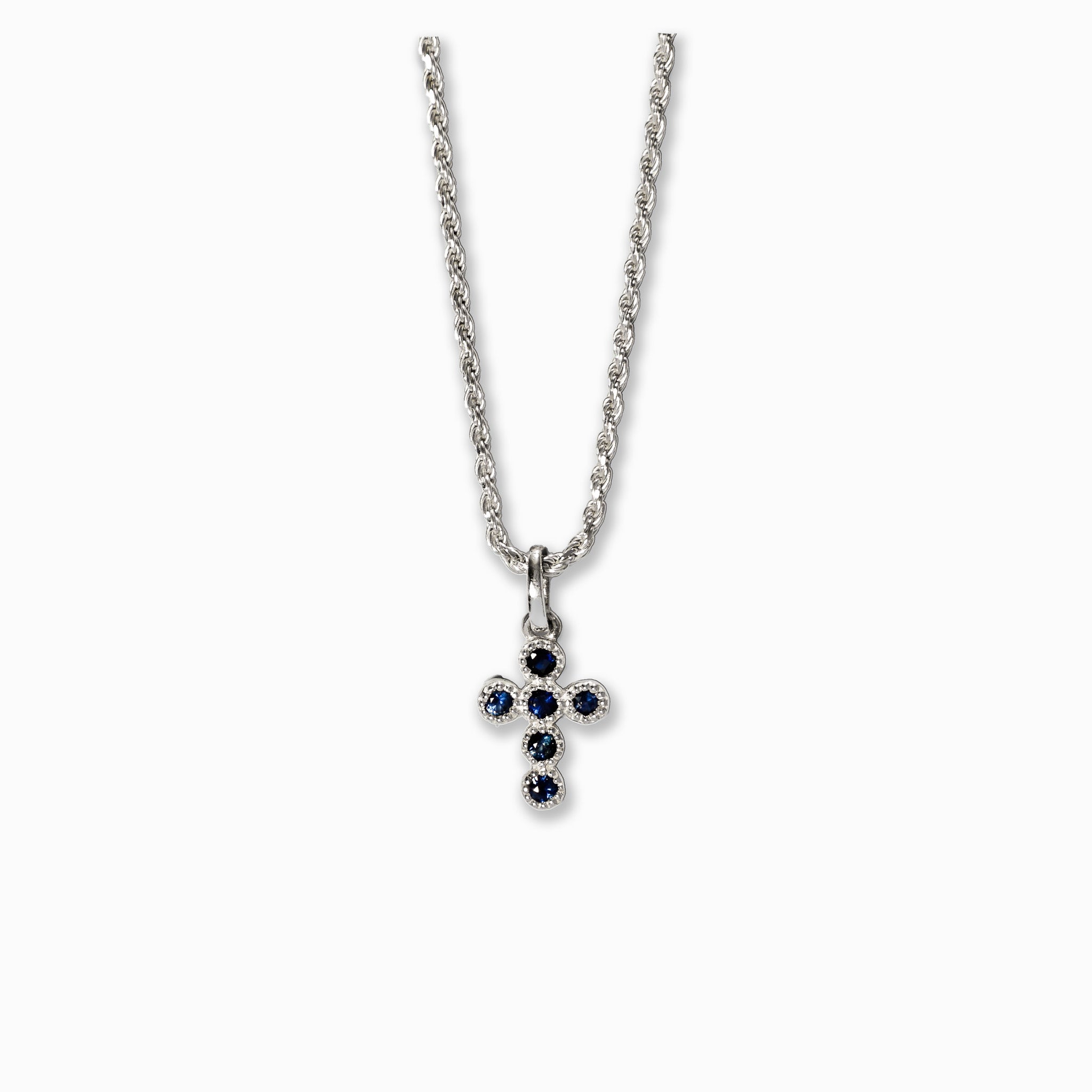 Juego de cadena tejida cordón y dije de cruz en Plata Ley 925 con seis zafiros naturales azul oscuro facetados.
