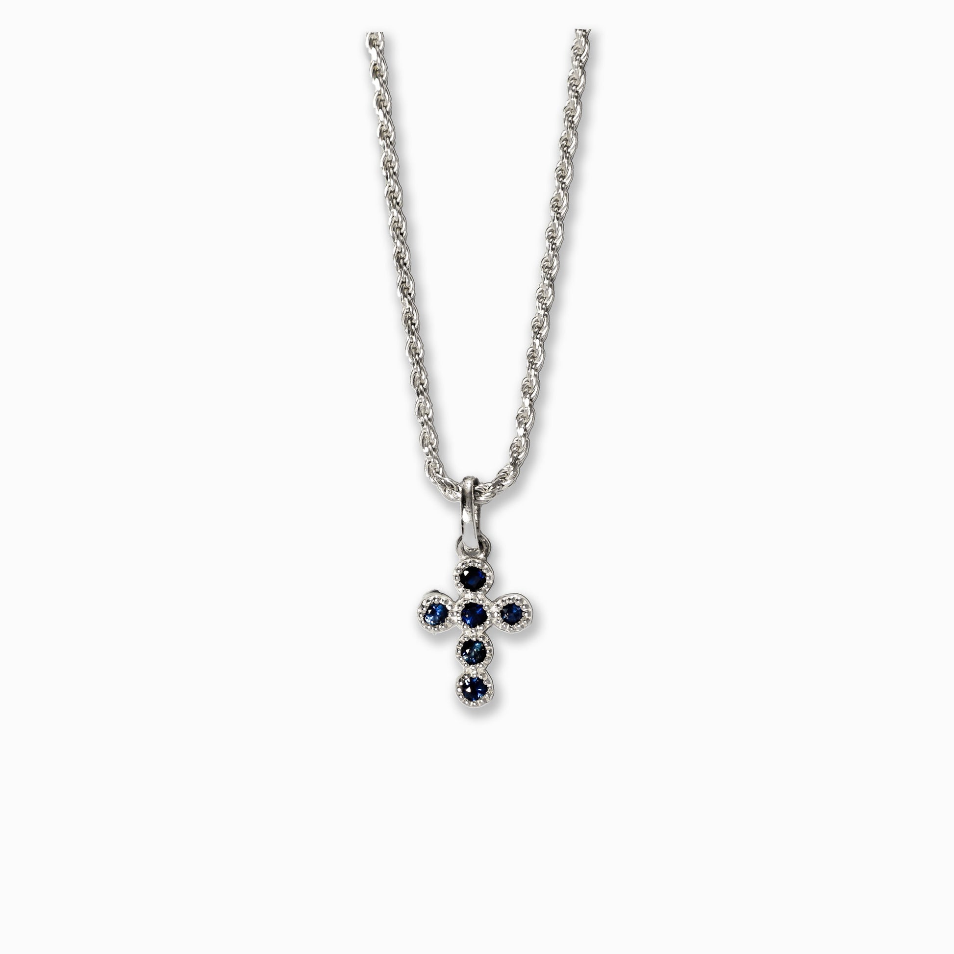 Juego de cadena tejida cordón y dije de cruz en Plata Ley 925 con seis zafiros naturales azul oscuro facetados.
