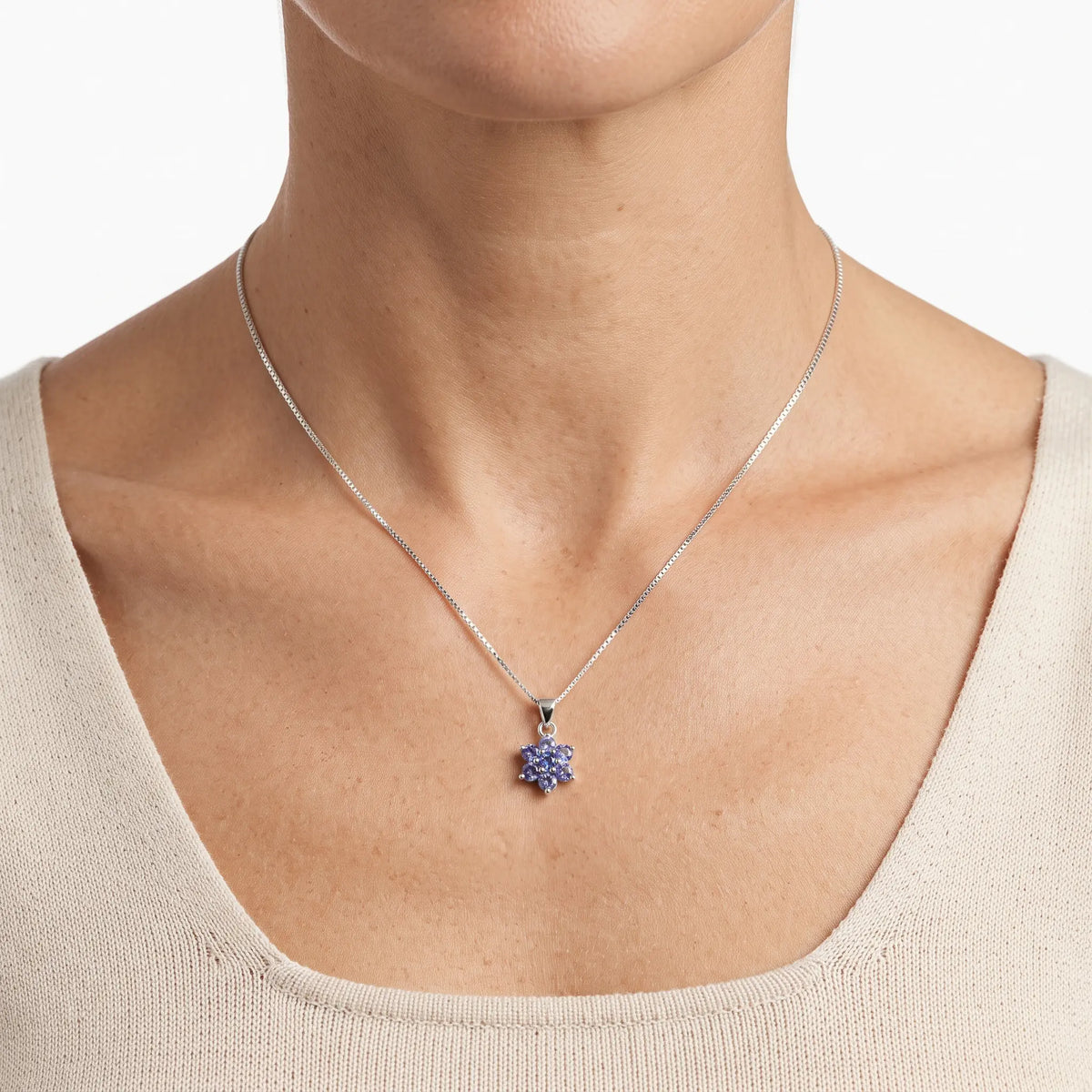 Collar floral clásico en plata ley 925 con tanzanitas para mujer