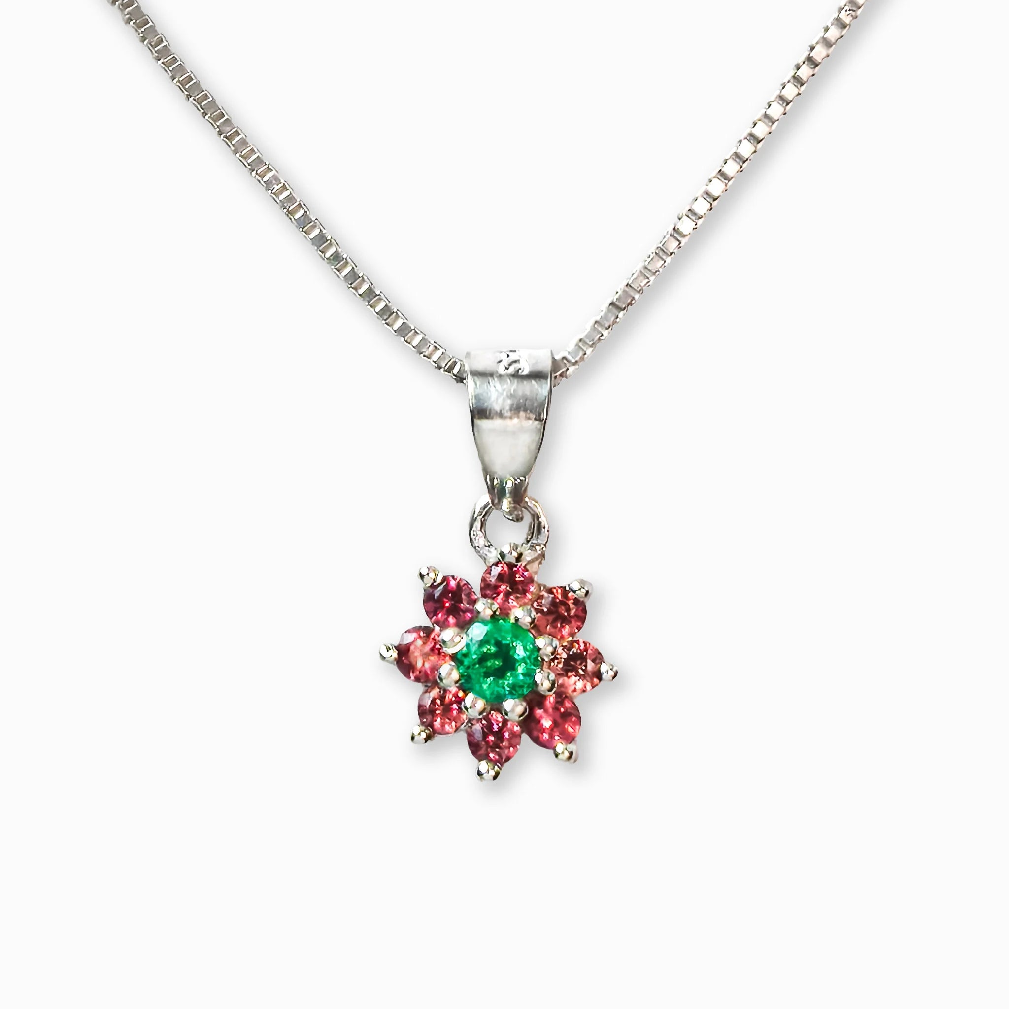 Collar small flower en plata ley 925 con zafiro durazno y esmeralda. Joyería fina para mujer en Joyería Esterlina Bogotá.
