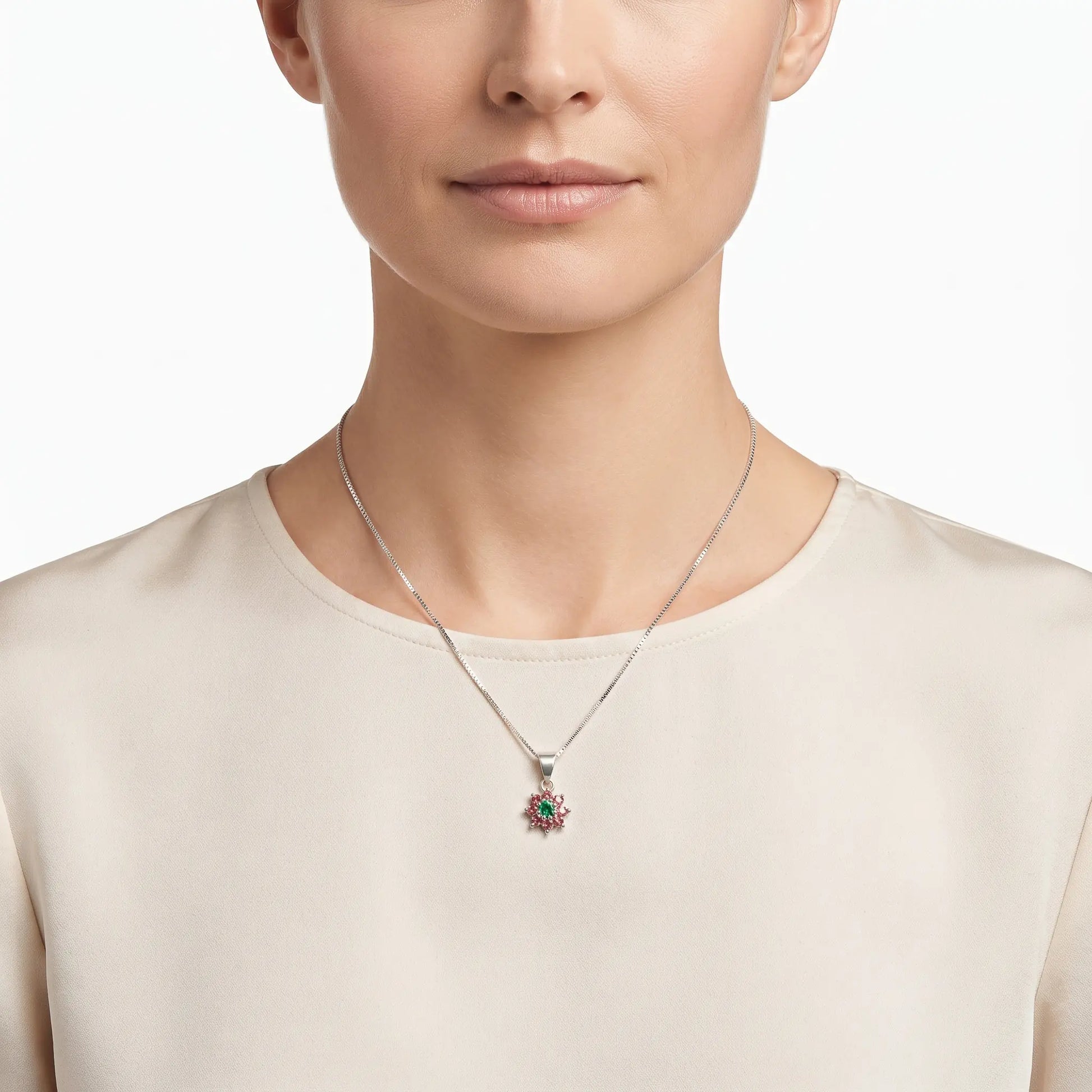 Collar small flower en plata ley 925 con zafiro durazno y esmeralda. Joyería fina para mujer en Joyería Esterlina Bogotá.