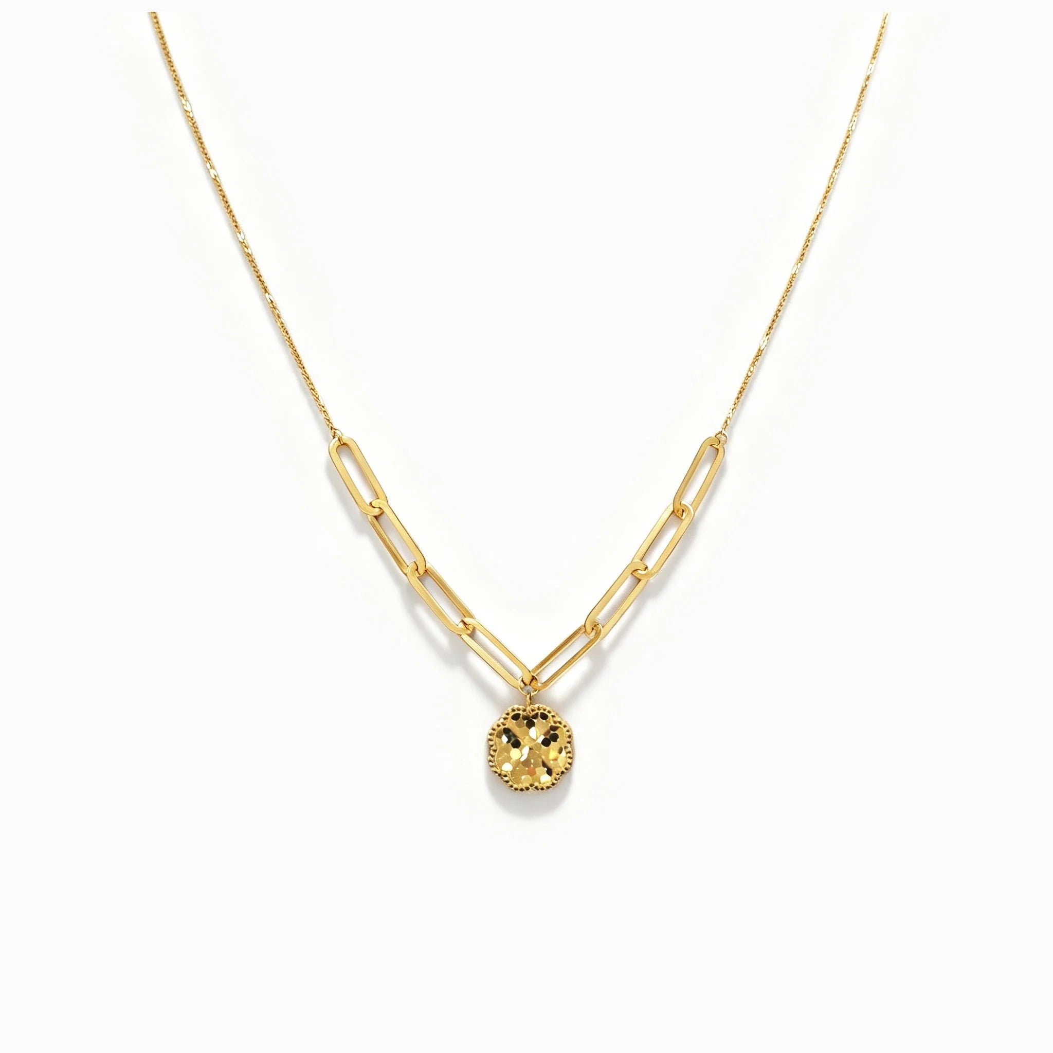 Cadena en oro 18K con tejido veneciano, sección paperclip y dije circular diamantado de 9 mm.