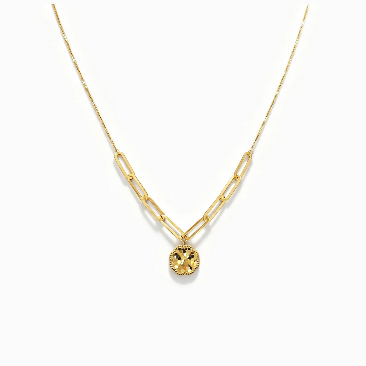 Cadena en oro 18K con tejido veneciano, sección paperclip y dije circular diamantado de 9 mm.