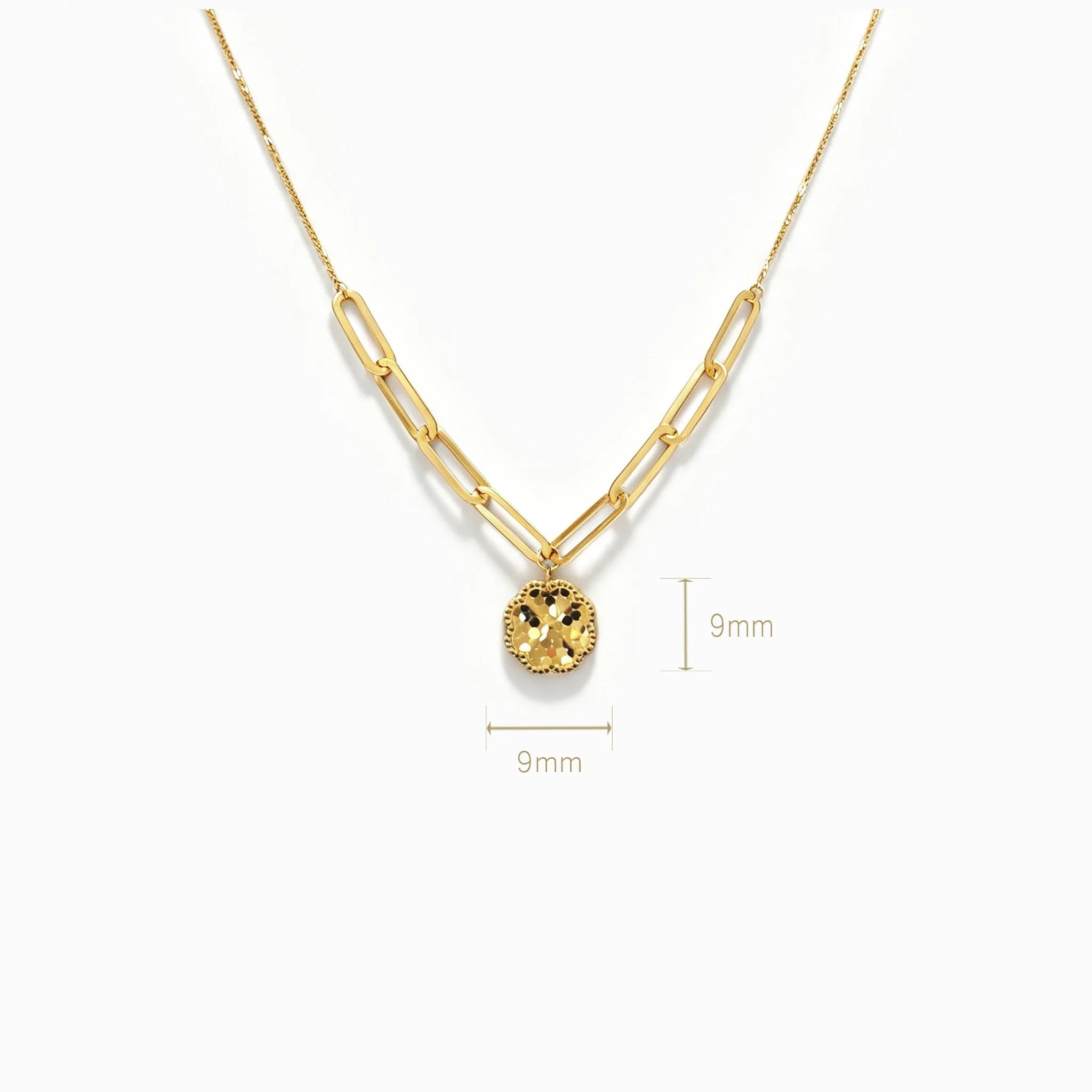 Cadena en oro 18K con tejido veneciano, sección paperclip y dije circular diamantado de 9 mm.