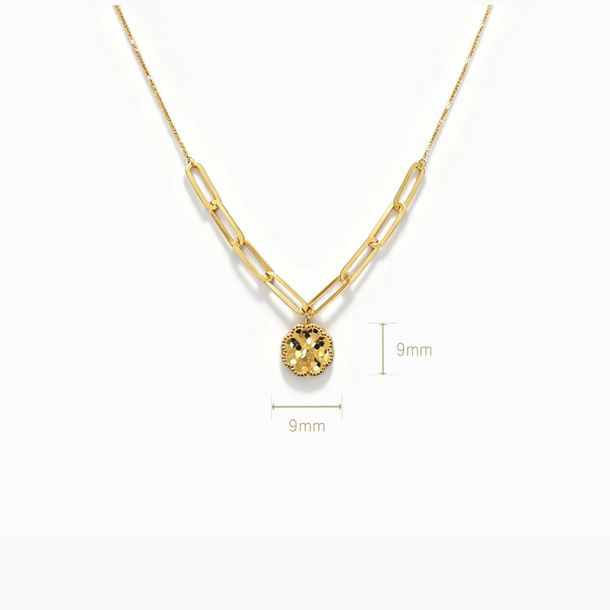 Cadena en oro 18K con tejido veneciano, sección paperclip y dije circular diamantado de 9 mm.