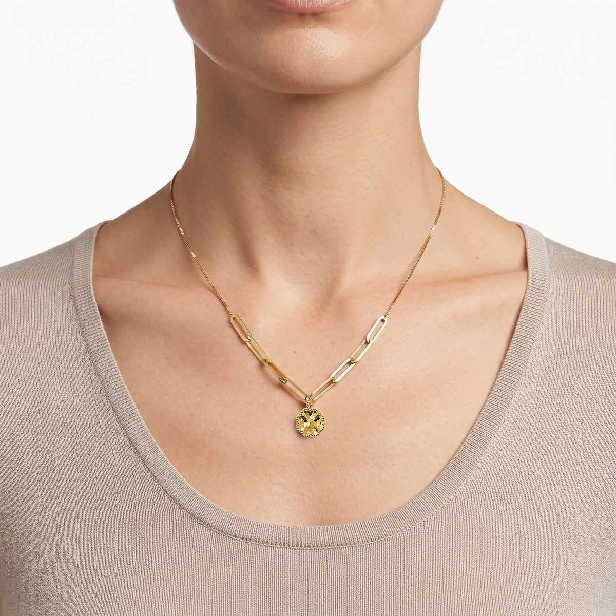 Cadena en oro 18K con tejido veneciano, sección paperclip y dije circular diamantado de 9 mm.