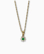 Cadena fina de oro tejido Singapur con un dije de sol en oro de 18k que aloja una esmeralda central rodeada de diamantes.