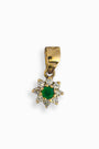 Cadena fina de oro tejido Singapur con un dije de sol en oro de 18k que aloja una esmeralda central rodeada de diamantes.