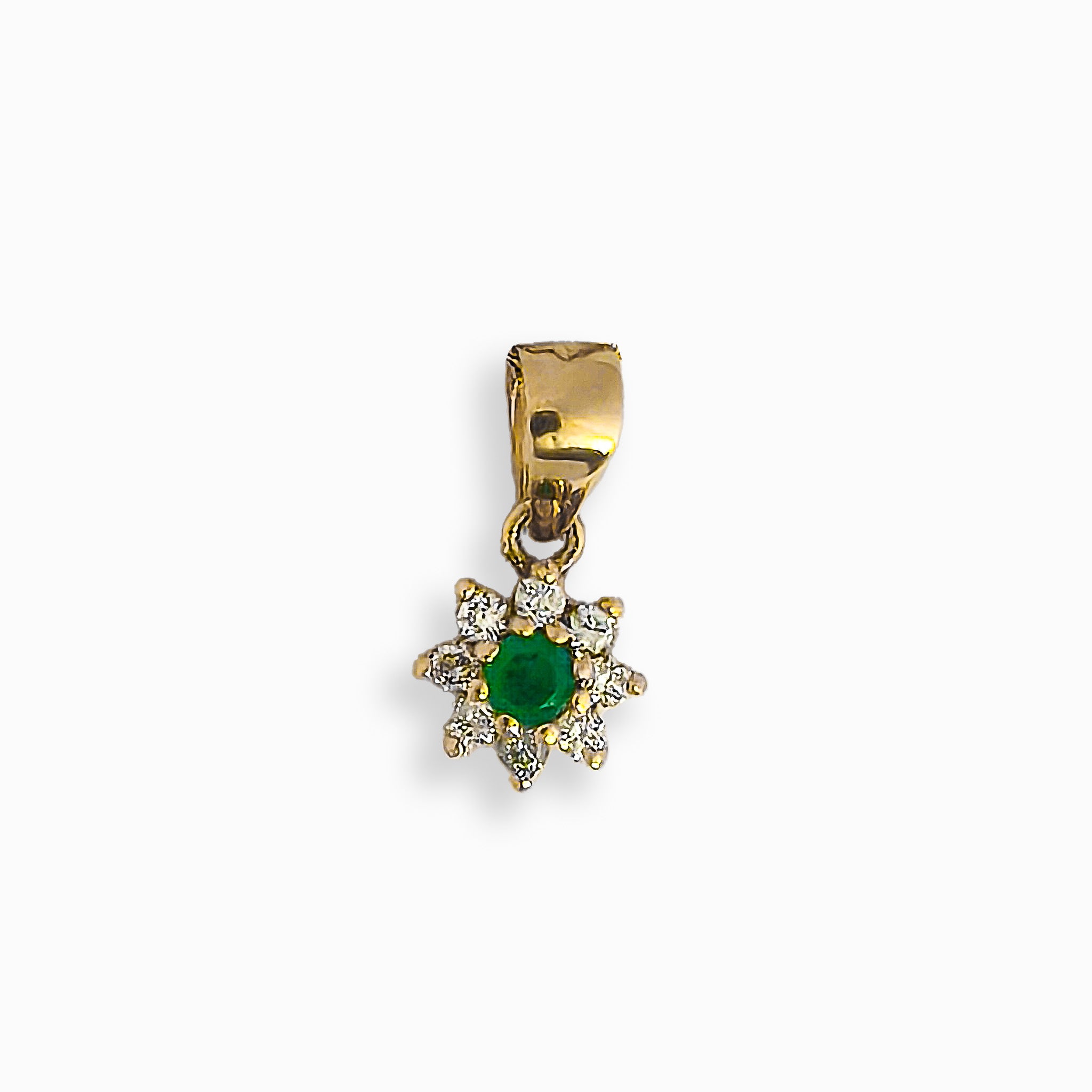 Cadena fina de oro tejido Singapur con un dije de sol en oro de 18k que aloja una esmeralda central rodeada de diamantes.