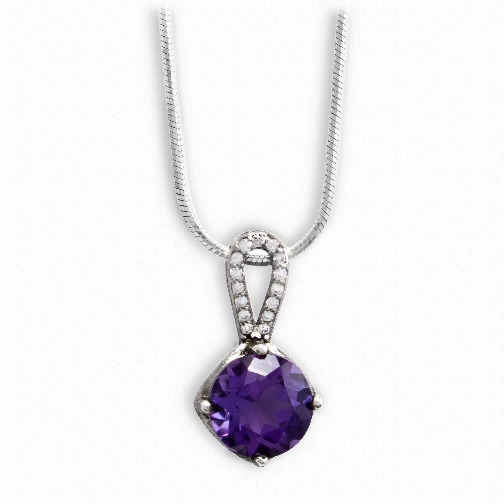 Dije estilo solitario en plata ley 925 con amatista de excelente calidad para mujer
